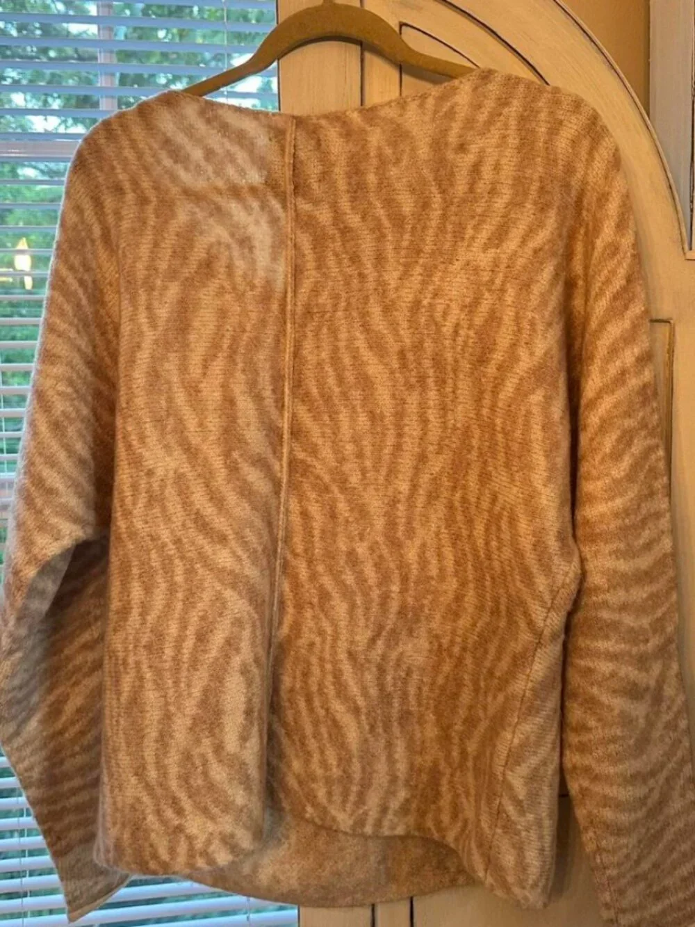Abercrombie & Fitch Zebra Print sweater Size Large